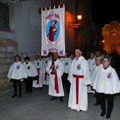 Un lunghissimo corteo ha accompagnato la Sacra Spina dalla parrocchia di Gesù Crocifisso alla Cattedrale