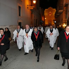 Un lunghissimo corteo ha accompagnato la Sacra Spina dalla parrocchia di Gesù Crocifisso alla Cattedrale