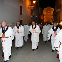 Un lunghissimo corteo ha accompagnato la Sacra Spina dalla parrocchia di Gesù Crocifisso alla Cattedrale