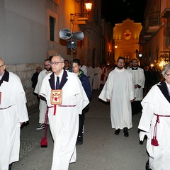 Un lunghissimo corteo ha accompagnato la Sacra Spina dalla parrocchia di Gesù Crocifisso alla Cattedrale