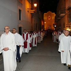 Un lunghissimo corteo ha accompagnato la Sacra Spina dalla parrocchia di Gesù Crocifisso alla Cattedrale