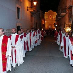 Un lunghissimo corteo ha accompagnato la Sacra Spina dalla parrocchia di Gesù Crocifisso alla Cattedrale