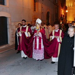 Un lunghissimo corteo ha accompagnato la Sacra Spina dalla parrocchia di Gesù Crocifisso alla Cattedrale