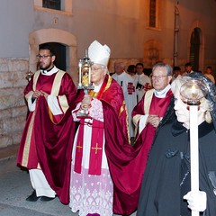 Un lunghissimo corteo ha accompagnato la Sacra Spina dalla parrocchia di Gesù Crocifisso alla Cattedrale