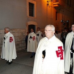 Un lunghissimo corteo ha accompagnato la Sacra Spina dalla parrocchia di Gesù Crocifisso alla Cattedrale