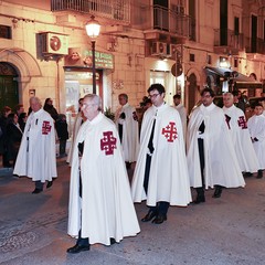 Un lunghissimo corteo ha accompagnato la Sacra Spina dalla parrocchia di Gesù Crocifisso alla Cattedrale