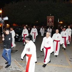 Un lunghissimo corteo ha accompagnato la Sacra Spina dalla parrocchia di Gesù Crocifisso alla Cattedrale