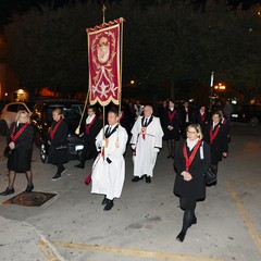 Un lunghissimo corteo ha accompagnato la Sacra Spina dalla parrocchia di Gesù Crocifisso alla Cattedrale