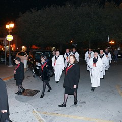 Un lunghissimo corteo ha accompagnato la Sacra Spina dalla parrocchia di Gesù Crocifisso alla Cattedrale