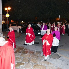 Un lunghissimo corteo ha accompagnato la Sacra Spina dalla parrocchia di Gesù Crocifisso alla Cattedrale