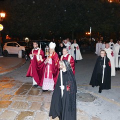 Un lunghissimo corteo ha accompagnato la Sacra Spina dalla parrocchia di Gesù Crocifisso alla Cattedrale