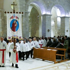 Un lunghissimo corteo ha accompagnato la Sacra Spina dalla parrocchia di Gesù Crocifisso alla Cattedrale