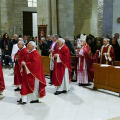 Un lunghissimo corteo ha accompagnato la Sacra Spina dalla parrocchia di Gesù Crocifisso alla Cattedrale