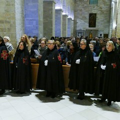 Un lunghissimo corteo ha accompagnato la Sacra Spina dalla parrocchia di Gesù Crocifisso alla Cattedrale