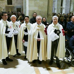 Un lunghissimo corteo ha accompagnato la Sacra Spina dalla parrocchia di Gesù Crocifisso alla Cattedrale