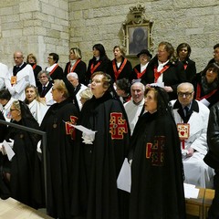 Un lunghissimo corteo ha accompagnato la Sacra Spina dalla parrocchia di Gesù Crocifisso alla Cattedrale