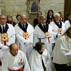 Un lunghissimo corteo ha accompagnato la Sacra Spina dalla parrocchia di Gesù Crocifisso alla Cattedrale