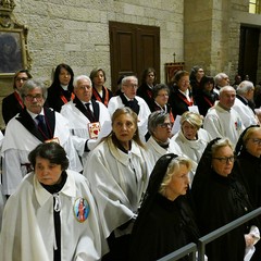 Un lunghissimo corteo ha accompagnato la Sacra Spina dalla parrocchia di Gesù Crocifisso alla Cattedrale