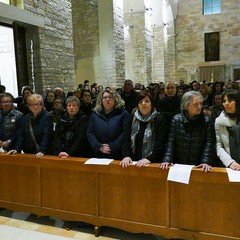 Un lunghissimo corteo ha accompagnato la Sacra Spina dalla parrocchia di Gesù Crocifisso alla Cattedrale