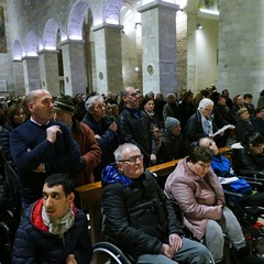 Un lunghissimo corteo ha accompagnato la Sacra Spina dalla parrocchia di Gesù Crocifisso alla Cattedrale