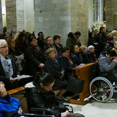 Un lunghissimo corteo ha accompagnato la Sacra Spina dalla parrocchia di Gesù Crocifisso alla Cattedrale