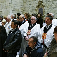 Un lunghissimo corteo ha accompagnato la Sacra Spina dalla parrocchia di Gesù Crocifisso alla Cattedrale