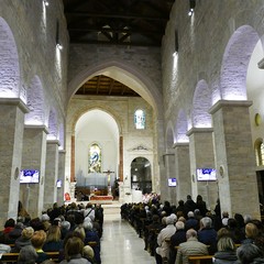 Un lunghissimo corteo ha accompagnato la Sacra Spina dalla parrocchia di Gesù Crocifisso alla Cattedrale