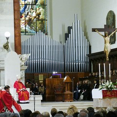 Un lunghissimo corteo ha accompagnato la Sacra Spina dalla parrocchia di Gesù Crocifisso alla Cattedrale