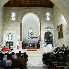 Un lunghissimo corteo ha accompagnato la Sacra Spina dalla parrocchia di Gesù Crocifisso alla Cattedrale