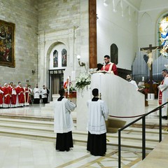 Un lunghissimo corteo ha accompagnato la Sacra Spina dalla parrocchia di Gesù Crocifisso alla Cattedrale