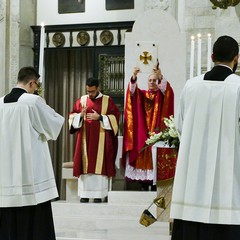 Un lunghissimo corteo ha accompagnato la Sacra Spina dalla parrocchia di Gesù Crocifisso alla Cattedrale