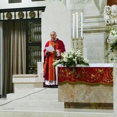 Un lunghissimo corteo ha accompagnato la Sacra Spina dalla parrocchia di Gesù Crocifisso alla Cattedrale