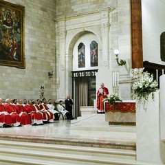 Un lunghissimo corteo ha accompagnato la Sacra Spina dalla parrocchia di Gesù Crocifisso alla Cattedrale