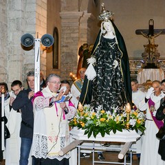 L’Arciconfraternita Servi di Maria SS. Addolorata fedele al suo carisma, in processione con la “Desolata”