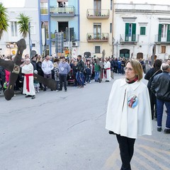 Nel venerdì di Passione gli sguardi  dei fedeli hanno toccato le sacre immagini