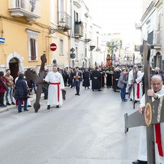 Nel venerdì di Passione gli sguardi  dei fedeli hanno toccato le sacre immagini