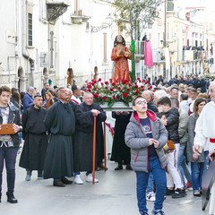 Nel venerdì di Passione gli sguardi  dei fedeli hanno toccato le sacre immagini