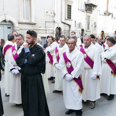 Nel venerdì di Passione gli sguardi  dei fedeli hanno toccato le sacre immagini