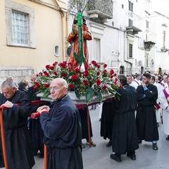 Nel venerdì di Passione gli sguardi  dei fedeli hanno toccato le sacre immagini