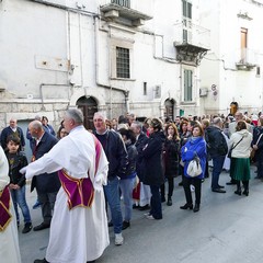 Nel venerdì di Passione gli sguardi  dei fedeli hanno toccato le sacre immagini