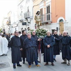 Nel venerdì di Passione gli sguardi  dei fedeli hanno toccato le sacre immagini