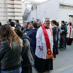 Nel venerdì di Passione gli sguardi  dei fedeli hanno toccato le sacre immagini