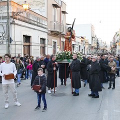 Nel venerdì di Passione gli sguardi  dei fedeli hanno toccato le sacre immagini