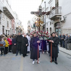 Nel venerdì di Passione gli sguardi  dei fedeli hanno toccato le sacre immagini