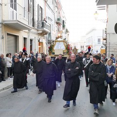 Nel venerdì di Passione gli sguardi  dei fedeli hanno toccato le sacre immagini