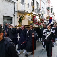 Nel venerdì di Passione gli sguardi  dei fedeli hanno toccato le sacre immagini