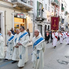 Nel venerdì di Passione gli sguardi  dei fedeli hanno toccato le sacre immagini