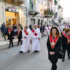 Nel venerdì di Passione gli sguardi  dei fedeli hanno toccato le sacre immagini