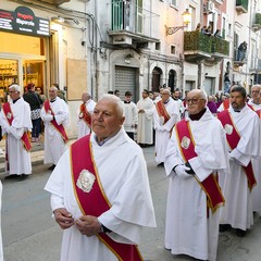 Nel venerdì di Passione gli sguardi  dei fedeli hanno toccato le sacre immagini