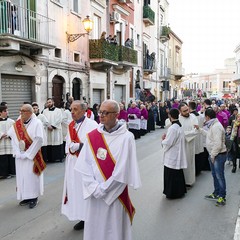 Nel venerdì di Passione gli sguardi  dei fedeli hanno toccato le sacre immagini